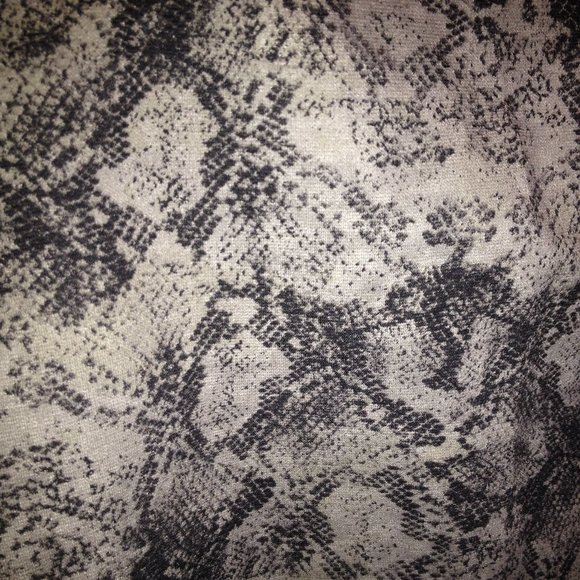 *Clearance* NWT Zara TRF Gray Snakeskin Print Miniskirt Size Medium - Picture 3 of 3
